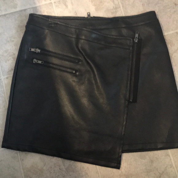 😎🥰3 for 20! Faux leather skirt - Picture 2 of 5